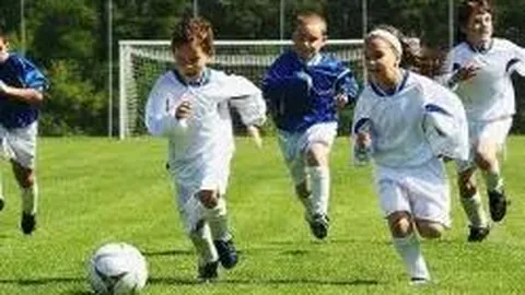 阿森纳防线新星萨利巴24岁生日欢乐时刻